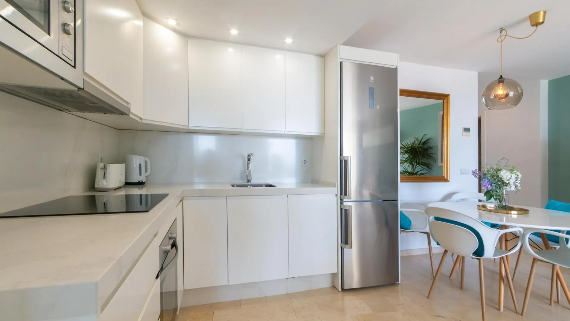 Front Line Beach Apartment 2 Bedr Marbella